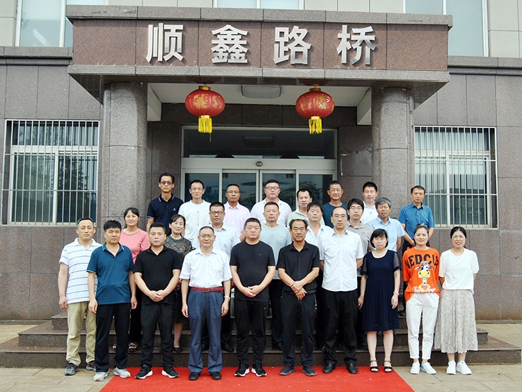 行政辦公人員合影