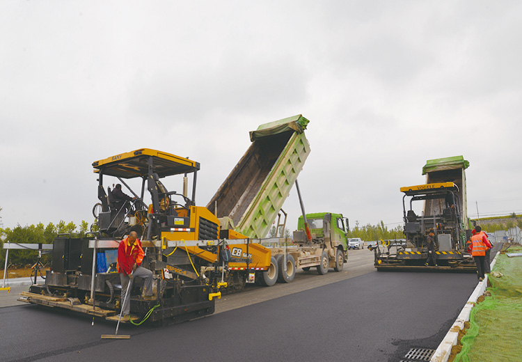 多功能攤鋪機(jī)